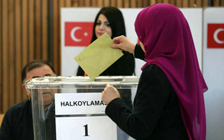 Một công dân Thổ Nhĩ Kỳ bỏ phiếu trưng cầu ý dân ở Fuerth, miền nam nước Đức trong ngày 27/3.